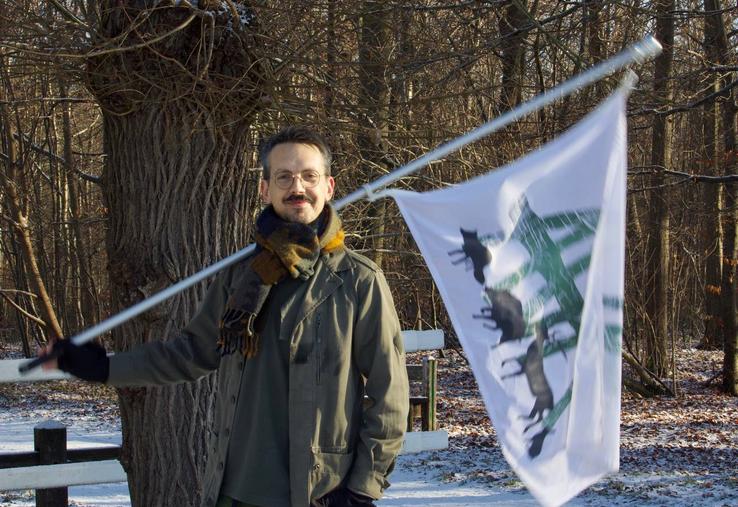 Stan Broniszewski et ses soutiens à sa sortie de l’audience du tribunal de Senlis,  le 4 mai. 