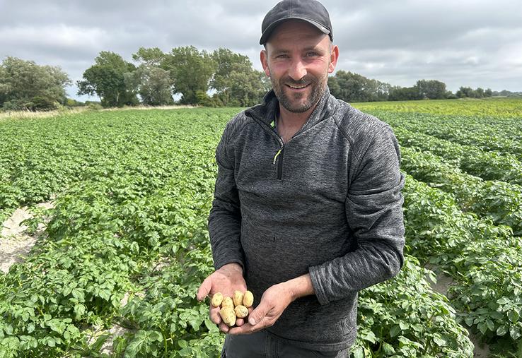 “Entre nous, il faut rester soudés” : pour Sébastien Fournier, la Fête de la pomme de terre est avant tout un moment de convivialité essentiel. 