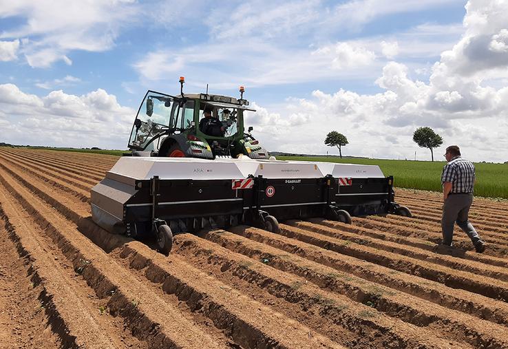 Dans le cadre de la démonstration, chaque tâche de couleur au sol correspond  à une application localisée d’herbicide. 