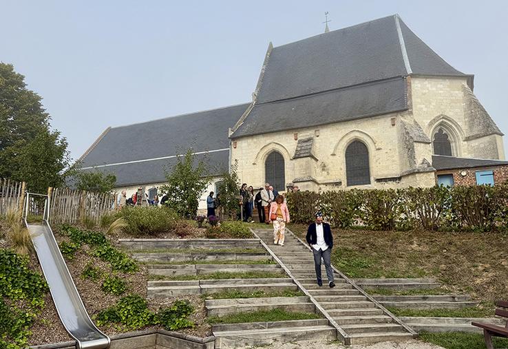 La commune de Querrieu a entre autres rénové ce square. La friche est désormais un amphithéâtre végétal idéal comme spot de photographie  ou l’animation de spectacles. 