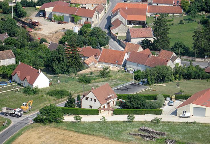Vieillissement de la population, départ des jeunes diplômés et difficultés de recrutement : les territoires ruraux font face  à des défis démographiques et économiques croissants, tandis que les grandes métropoles concentrent les emplois qualifiés  et les activités de recherche.
