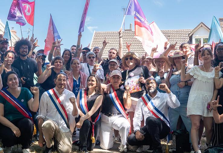 La députée de la Somme Zahia Hamdane, au milieu d’autres élus Insoumis et militants opposés à la réalisation du Canal Seine-Nord Europe, le 11 juillet dernier, dans le Nord. 