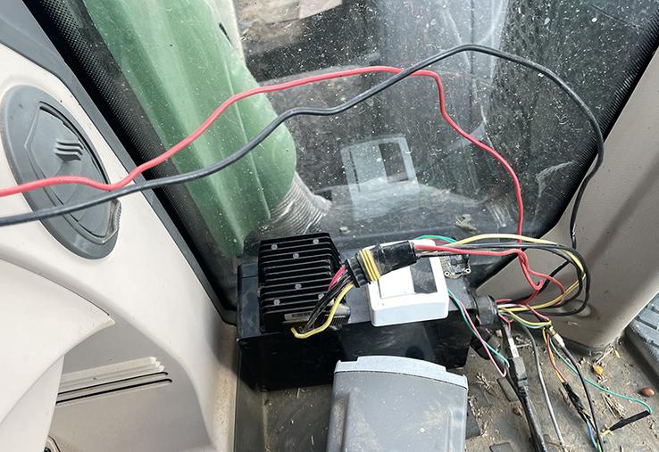 L’ensemble des composants électroniques de l’autoguidage, tels que la carte mère, la carte F9P, la carte inclinomètre… sont centralisés dans une boite placée en cabine du tracteur.