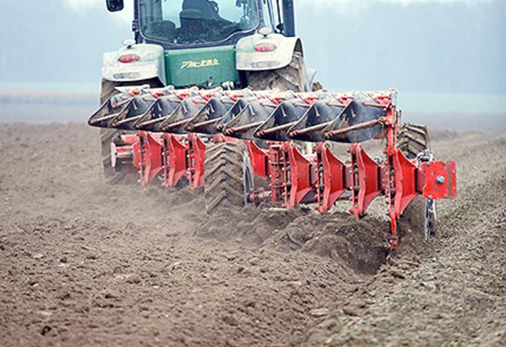 La préparation des sols constitue  une première étape stratégique de la campagne céréalière. Face à la hausse des charges et aux incertitudes climatiques, les choix techniques réalisés  à l’automne pèseront sur la rentabilité du blé en 2026-2027.
