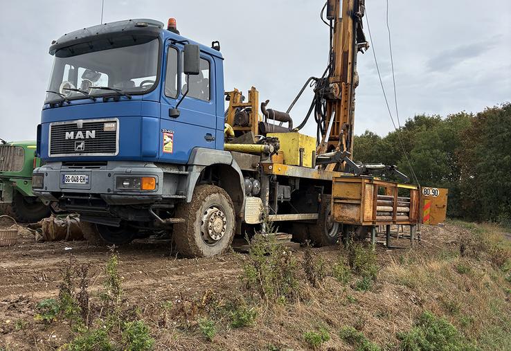 Comptez en moyenne sept jours de chantier pour un forage opérationnel.  «Une descente lente de l’outil pour un forage bien droit.» 