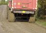 Après les travaux agricoles, les passages répétés des engins peuvent laisser d’importants dépôts de boue sur les routes, rendant la chaussée glissante et dangereuse pour les autres usagers.