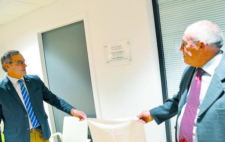 Emmanuel Hyest, président de la FNSafer, et Sylvain Verluys, président de la Safer Picardie dévoilent la plaque d’inauguration des nouveaux locaux.