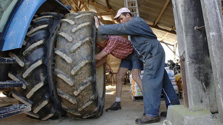 L’utilisation de machines et la manutention manuelle font partie des principaux risques à l’origine des accidents. 