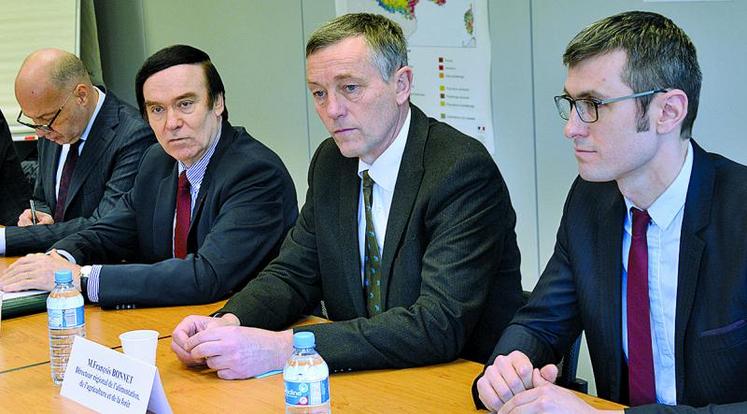 De g. à dr. : Pierre Clavreuil, secrétaire général aux affaires régionales, Jean-François Cordet, préfet de Région, François Bonnet, directeur de la Draaf,  Antoine Lebel, Draaf adjoint à Lille.