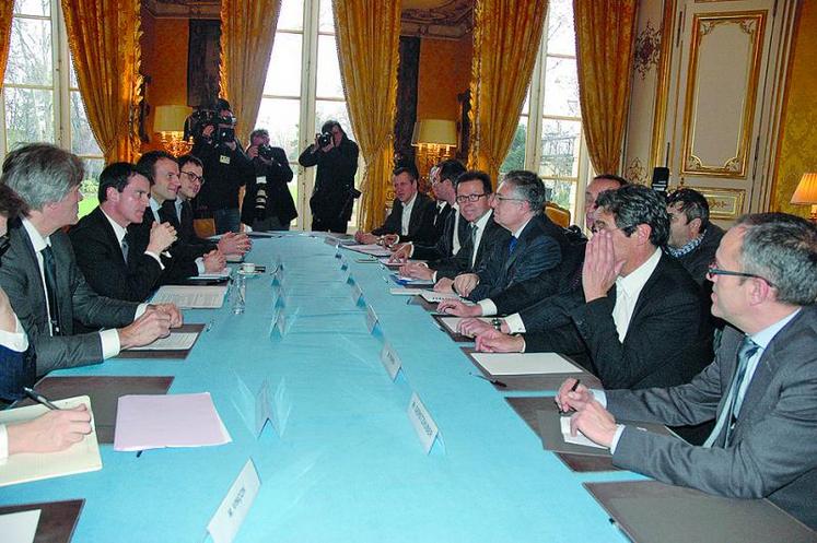 Le Premier ministre Manuel Valls, aux côtés de Stéphane Le Foll et Emmanuel Macron, reçoit les principaux représentants de la distribution.
