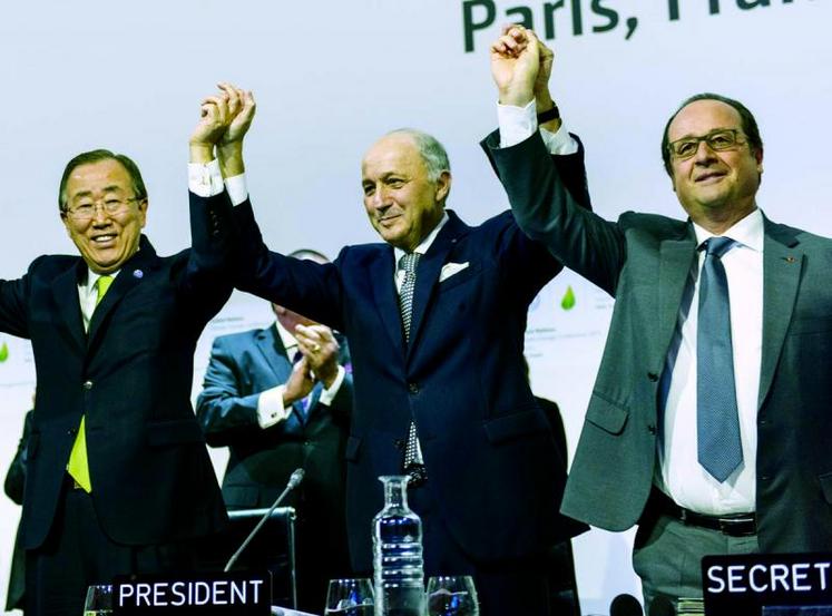 Cérémonie de clôture de la Cop 21. De droite à gauche : François Hollande, président de la République française ; Laurent Fabius, président de la Cop 21, ministre français des Affaires étrangères ; Ban Ki-moon, secrétaire général de l’Onu.