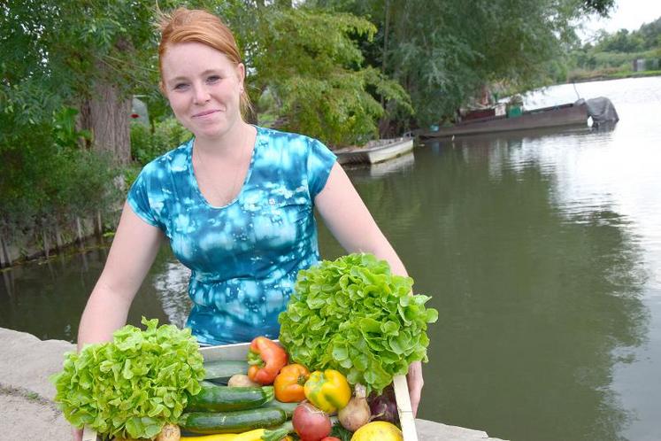 Chaque jour, Perrine propose aux clients qui ont commandé sur son site Facebook, «Mon Panier Nature» ses paniers, sur le parking de Camon, rue Roger Allou.