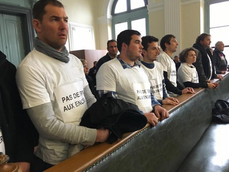 La délégation portait le message clair dans la salle d’audience durant la vente.