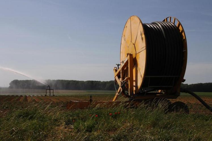 La majeure partie de l’irrigation dans la Somme se fait avec des systèmes d’enrouleurs et canons. Les systèmes de rampes sont peu développés, car cela suppose des parcelles très carrées.