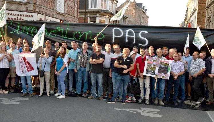 Une bonne centaine d’agriculteurs se sont retrouvés devant la rue de la République pour dénoncer le projet d’accord 
de l’Union européenne avec le Mercosur.