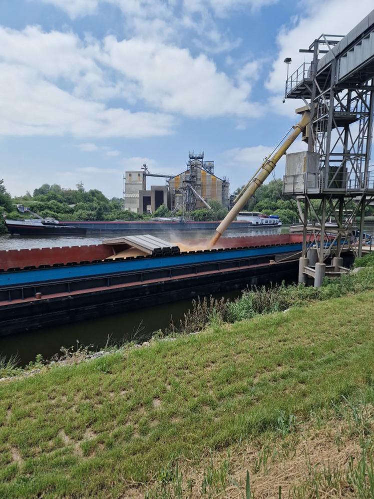 Du lundi au samedi, jusqu'à 12 000 tonnes peuvent être expédiées par barge vers Dunkerque, la Belgique et l'Allemagne du Nord.