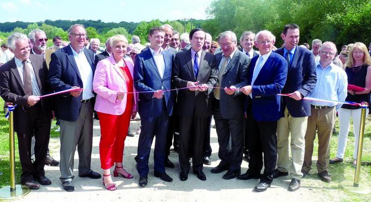 Le préfet Jean François Cordet, Claude Gewec président de la région Picardie, Christian Manable président du Conseil général de la Somme, Edouard-Alain Bidault, président de la Fondation pour la protection des habitats de la faune sauvage et Yves Butel, président de la Fédération des chasseurs, ont inauguré le 13 juin le site ornithologique de Grand-Laviers.