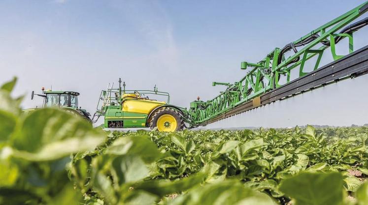 Le R900 est le pulvé traîné le plus vendu chez John Deere. Un équipement qui séduit les polyculteurs d’exploitations de toutes tailles. 