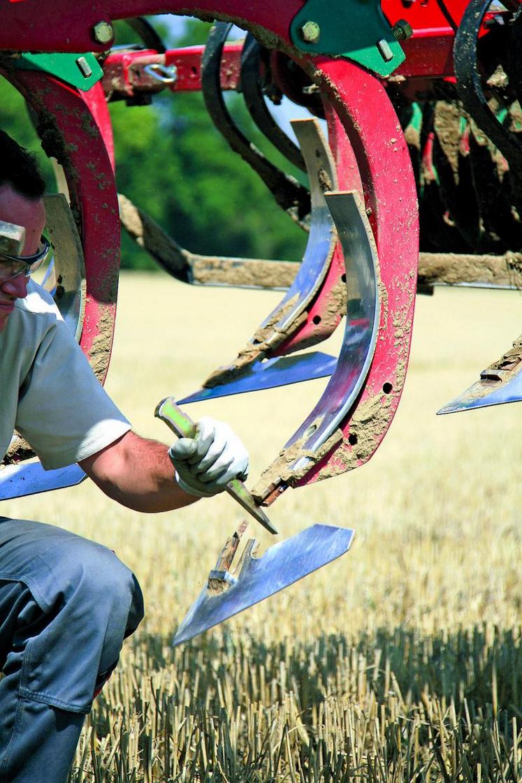 Sur le déchaumeur à dents, le système Knock-On de Kverneland permet de passer rapidement d’une configuration travail superficiel (socs à patte d’oie) à une version travail profond (socs étroits).