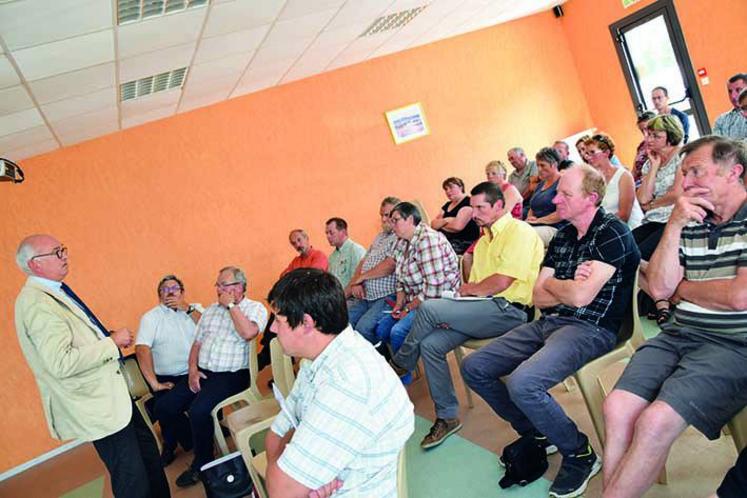 Antoine Niay, président de la MSA Picardie, revient, devant les éleveurs conviés à la réunion d’information, à la MFR
de Villers-Bocage, sur les dispositifs d’accompagnement en leur faveur.