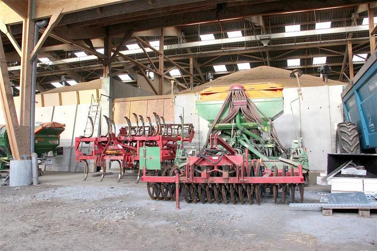 Le décès d’un associé dans une société civile n’entraîne pas de dissolution, ni d’arrêt du résultat fiscal. 