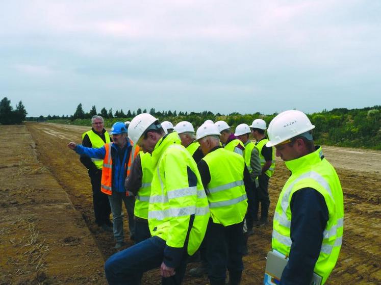 Le déroulement du chantier expliqué aux responsables professionnels agricoles.