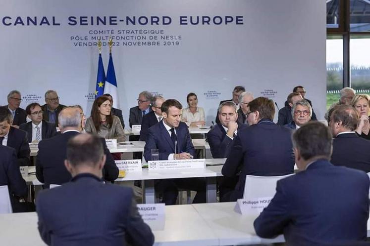 En participant à la première réunion du comité stratégique du Canal Seine-Nord, à Nesle le 23 novembre, Emmanuel Macron a engagé l'Etat dans la réalisation de ce projet à hauteur d'1,1 milliard d'euros.