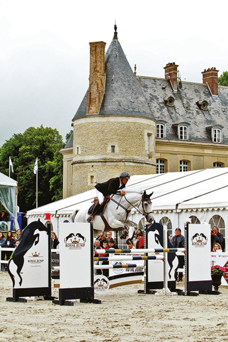 Le saut d'obstacles devant le château.