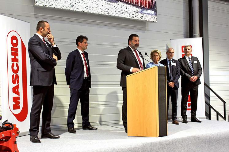 Mirco Maschio, CEO du groupe Maschio Gaspardo, Michel Schietequatte, directeur de Maschio Gaspardo France,  Andrea Maschio, président de Maschio Holding, Caroline Cayeux, maire de Beauvais et présidente de la communauté d’agglomé­ration du Beauvaisis, Loïc Barbaras, vice-président en charge de l’économie, et Aymeric Bourleau,  vice-président en charge de l’innovation et de l’enseignement supérieur.
