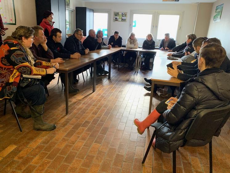 Marie-Sophie Lesne a écouté les doléances des agriculteurs touchés par les inondations. 