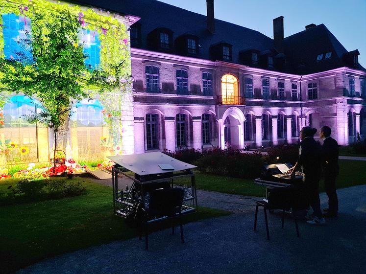 Les illuminations retracent l’histoire du lieu, de sa fondation par les Comtes de Ponthieu au XIIe siècle jusqu’à l’accueil des enfants aujourd’hui. 