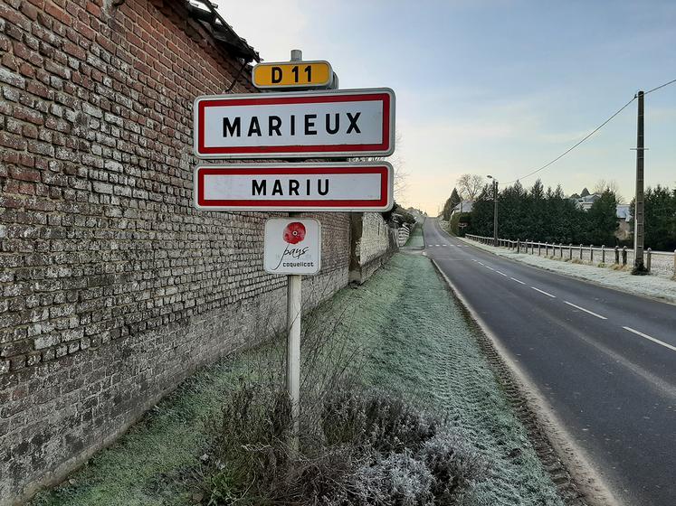Plusieurs communes de l’ex-Picardie affichent leur nom en français et en picard, ce qui contribue  à donner de la visibilité à la langue. 