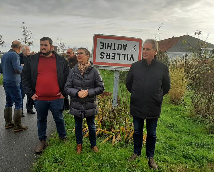 En plaçant les panneaux à l'envers, les agriculteurs alertent l'opinion publique : «on marche sur la tête».