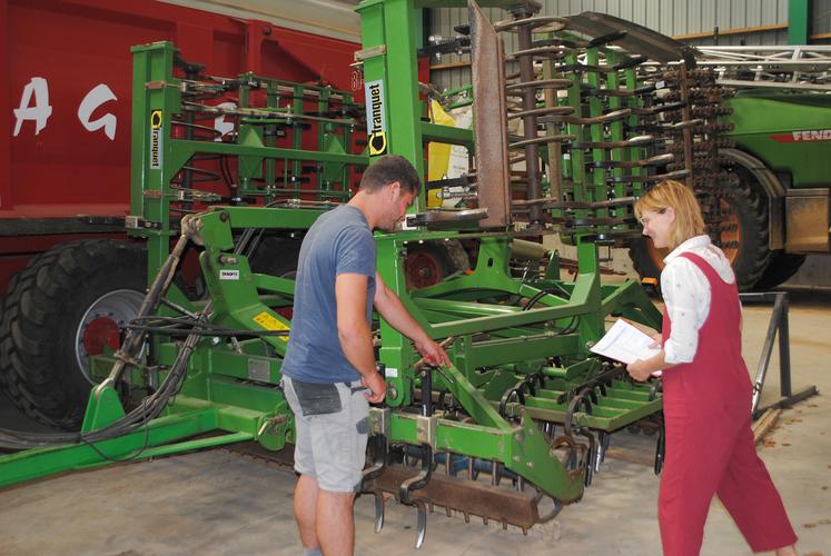 Corentin Leclercq, salarié à la SCEA du Royon à Famechon et Anne Hotte, de la chambre d’agriculture font le point sur les compétences encore à acquérir.