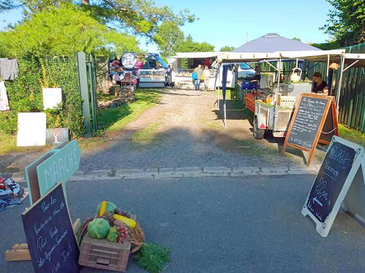 Le mode de commercialisation dépend des aspirations et des possibilités de chaque producteur. Marine Duparcq, installée à Monchy-Lagache, mise en partie sur les livraisons des magasins Biocoop.  Benoît Leuridan, à Méharicourt, préfère les marchés. 