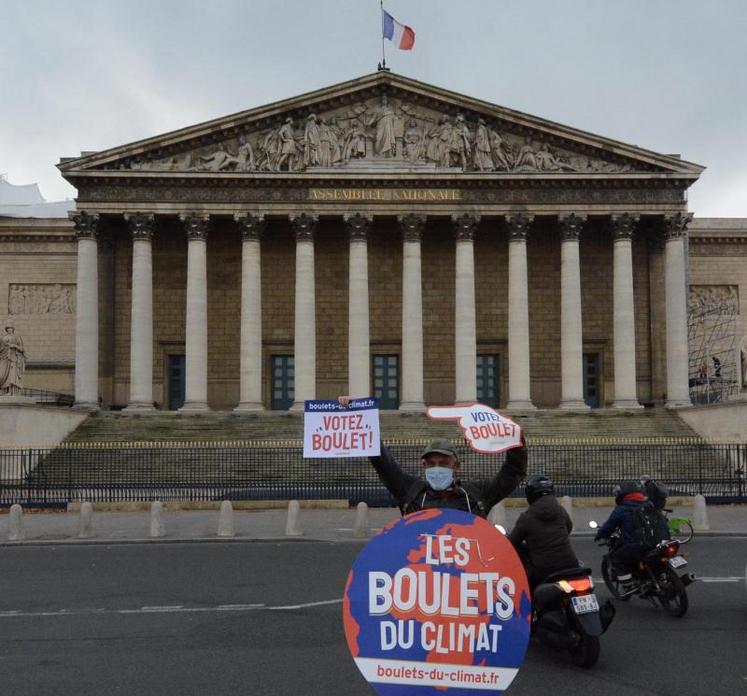 Les "Boulets du climat" visent à distinguer ministres et députés pour "leur inaction envers le climat", explique l'ONG Greenpeace.