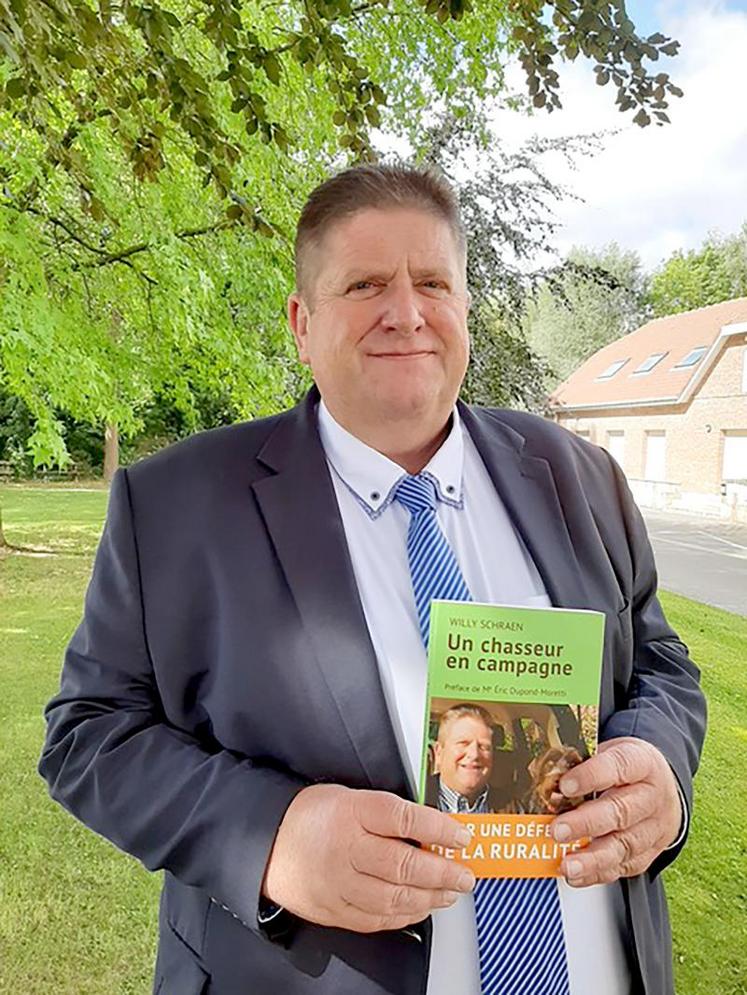Willy Schraen dans les jardins de la fédération des chasseurs du Pas-de-Calais dont il est président en même temps qu’il occupe la présidence de la fédération nationale des chasseurs.