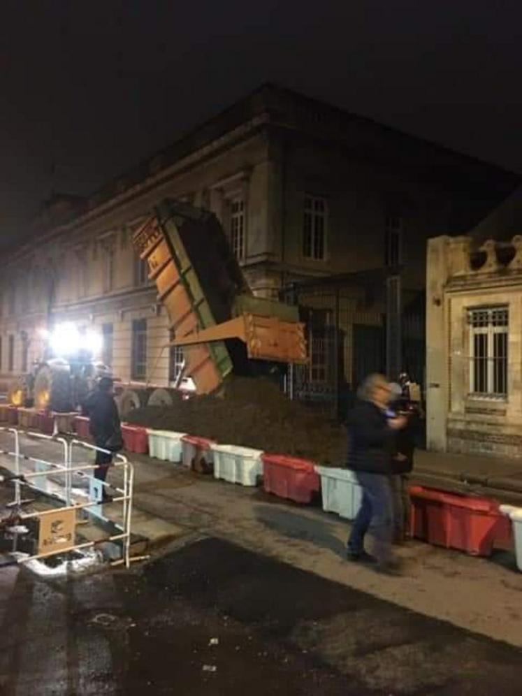 Déversement de colère et de terre devant la préfecture d'Amiens contre la décision du gouvernement sur la mise en place des ZNT.