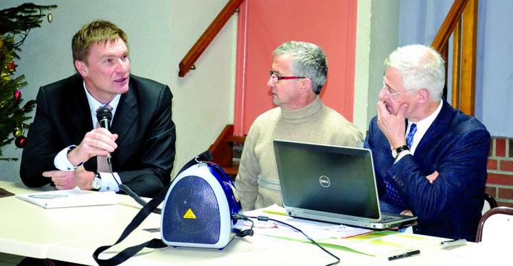 Une réunion a été organisée à Villers-Carbonnel (80) pour répondre aux interrogations des producteurs venus des quatre coins de Picardie et des régions avoisinantes. Sur la photo de gauche à droite : Me Malle, Jean-Michel Damay, président de la section pommes de terre de la Fdsea 80, et Martin Mascré, directeur de l'Unpt.