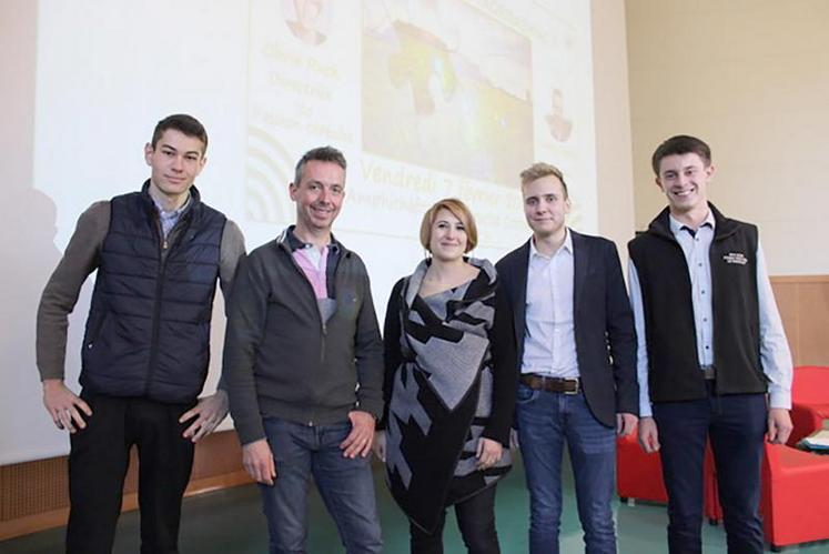 Simon Lecointe, Quentin Feugray et Thomas Griffin sont tous les trois étudiants en BTS ACSE au Lycée agricole 
du Paraclet. Ils ont accueilli fin de semaine dernière Nadège Lanier et Thierry Bailliet pour une matinée d’échange 
sur la communication faite par les agriculteurs.