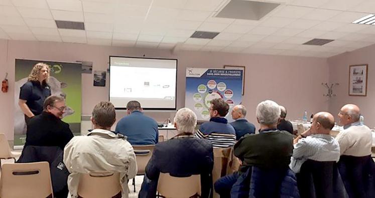 La première réunion d’information d’évolution sur la gamme de taureaux reproducteurs charolais issus du schéma 
de sélection Charolais Univers a réuni une dizaine de participants à Mareuil-Caubert.