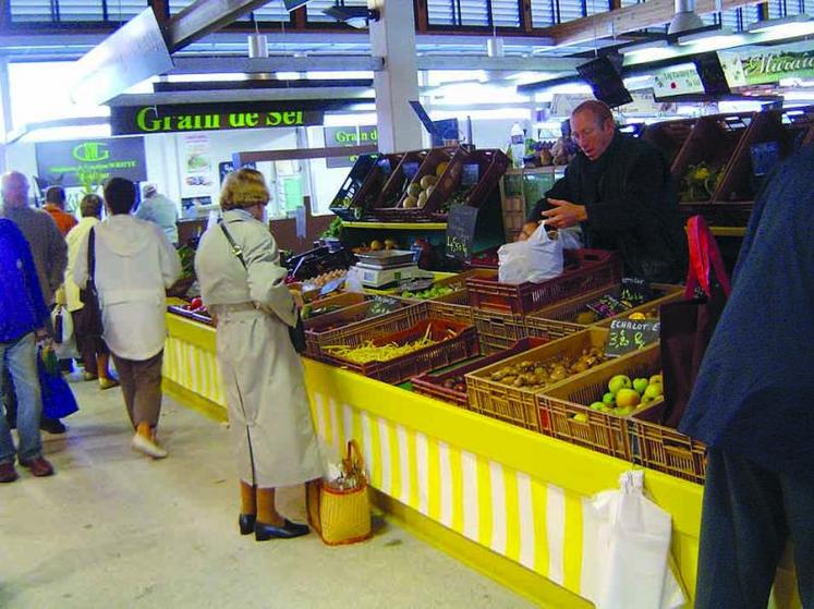 Mickaël Thorel, maraîcher à Vironchaux, commercialise principalement ses légumes sur les marchés.