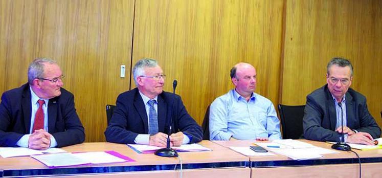 De gauche à droite : Robert Drouet, membre de la section nationale des bailleurs, Jean-Marie Turlot, président des bailleurs, Olivier Faict, président des fermiers, et Patrick Dezobry, membre du bureau de la SNFM.