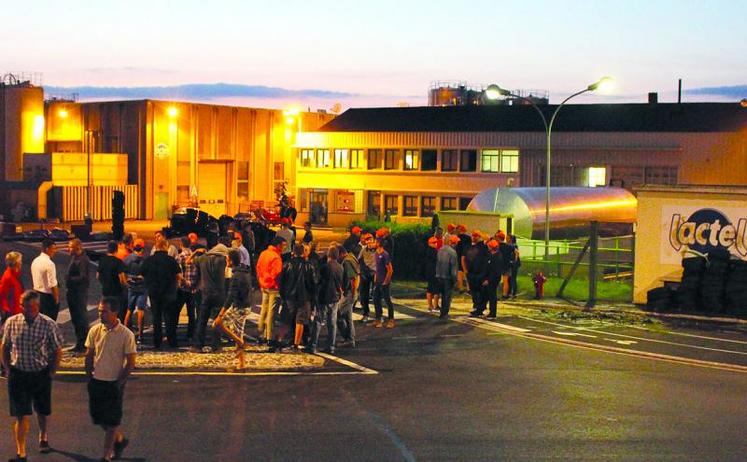 Ils étaient un peu plus d’une cinquantaine de l’Oise et de la Somme à s’être réunis devant le rond-point desservant le site Lactalis de Clermont.