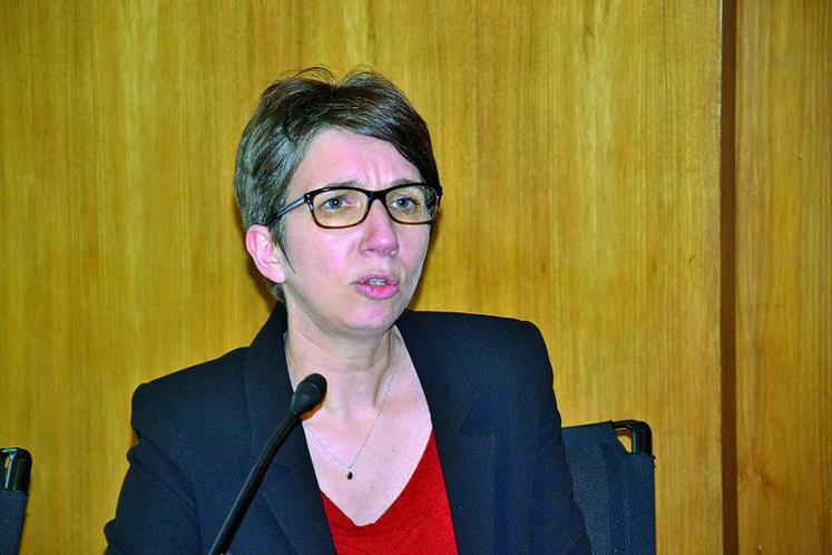 Agnès Cochu : chef de pôle au Sral Nord-Pas-de-Calais-Picardie à Amiens a présenté le plan de surveillance sanitaire 
à la section «pommes de terre» de la Fdsea.