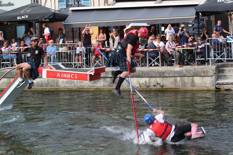 Parties d’un pari entre amis, ces joutes nautiques bien spéciales créent l’engouement dans la Somme. 