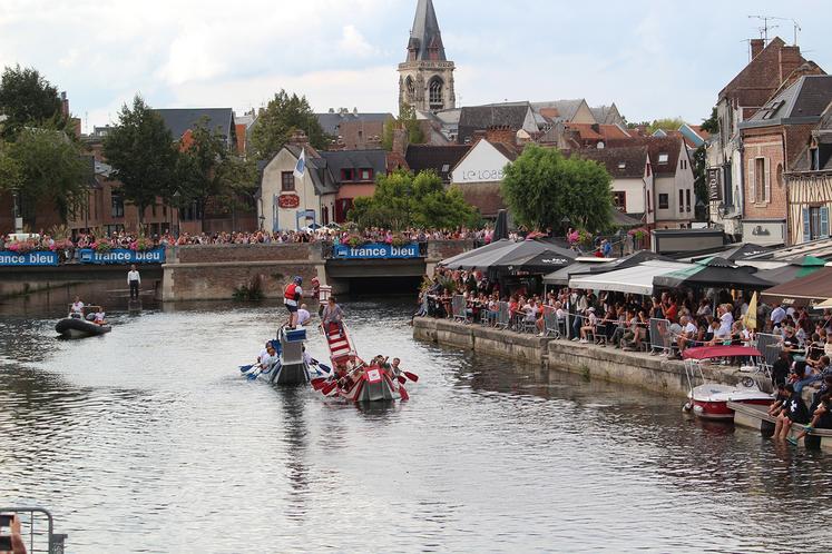 Parties d’un pari entre amis, ces joutes nautiques bien spéciales créent l’engouement dans la Somme. 