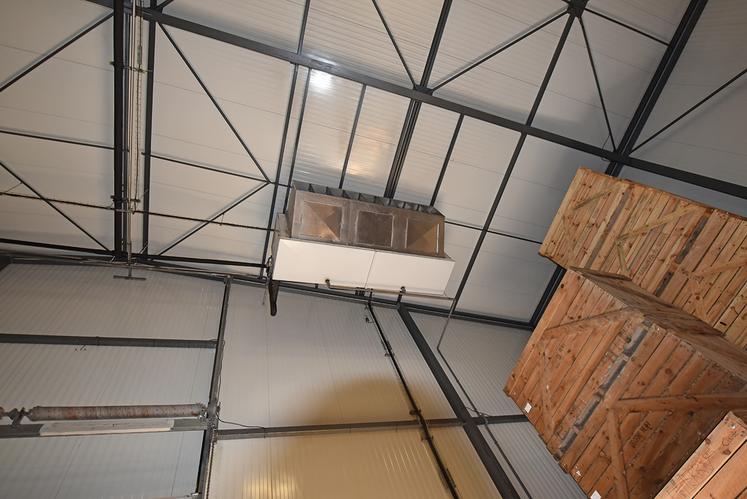 Les évaporateurs envoient de l’air au fond du bâtiment qui va taper contre la paroi et circuler entre les palox. 