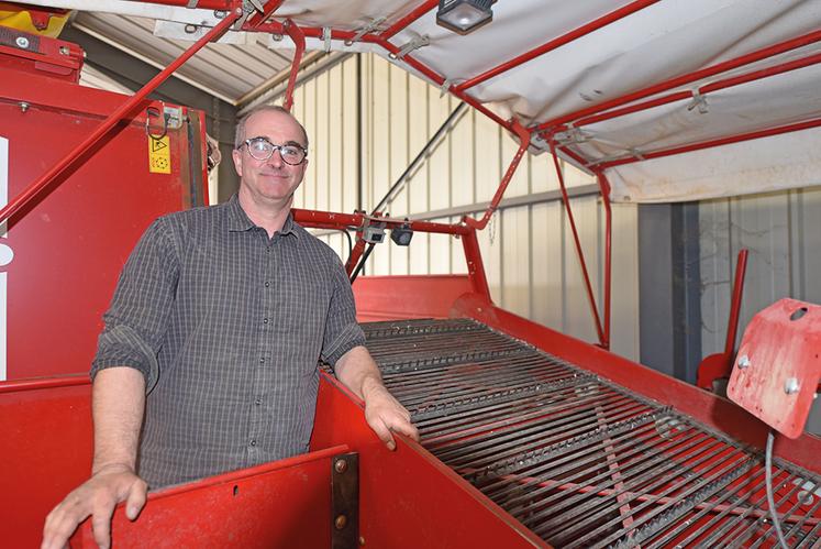 Le 25 février, à Chaussy (Loiret). Éric Delorme présente l’arrachage, le triage  et le stockage, des étapes clés pour la qualité de la pomme de terre. 