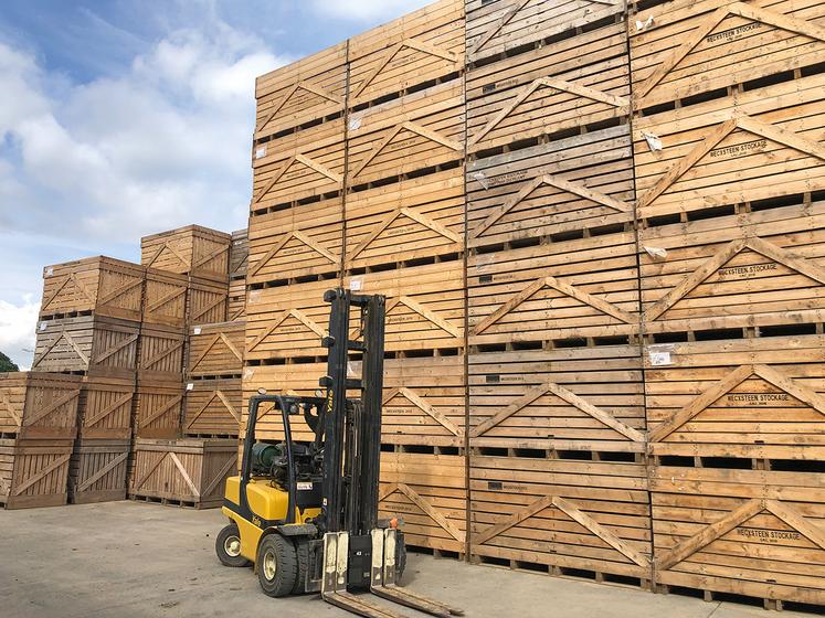 Les lecteurs de tags RFID sont installés sur les tabliers des chariots élévateurs, entre les fourches.  